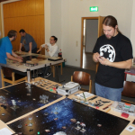 2014 X-Wing Turnier 005 Bei höchster Konzentration schaut auch mal die Zunge raus