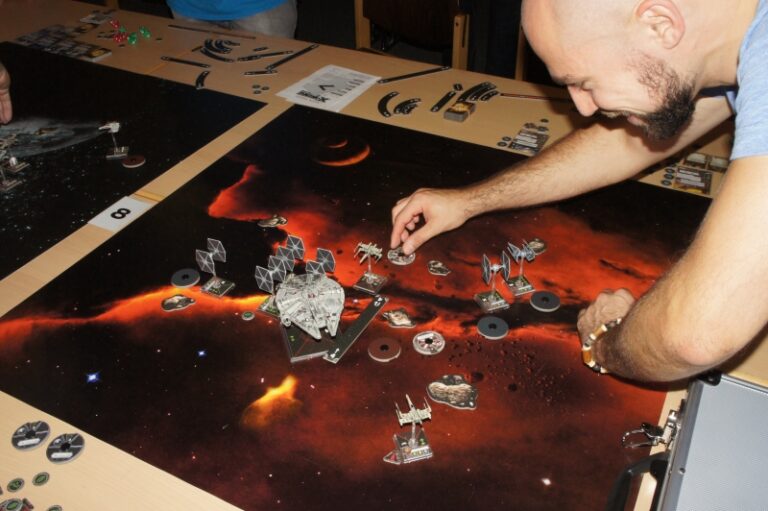 2014 X-Wing Turnier 004 Da leuchtete ihm ein, dass seine Manöverwahl nicht die beste war
