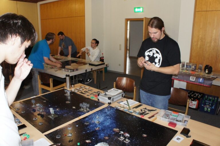 2014 X-Wing Turnier 005 Bei höchster Konzentration schaut auch mal die Zunge raus