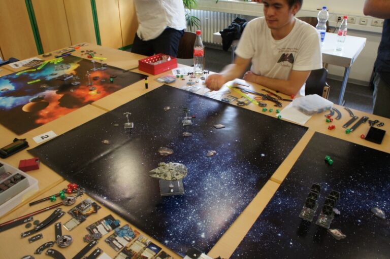 2014 X-Wing Turnier 006 Ein leicht frustriertes Einhorn beobachtet den einsamen Phantom